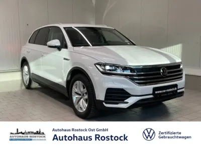 Gebraucht VW Touareg Basis 231 PS (169 kW) 2020 Oryxweiß perlmutteffekt (metallic) SUV