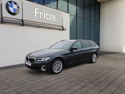 Grau Gebraucht 2022 BMW 530e Luxury Line Kombi | 35.435 € (Fairer Preis)