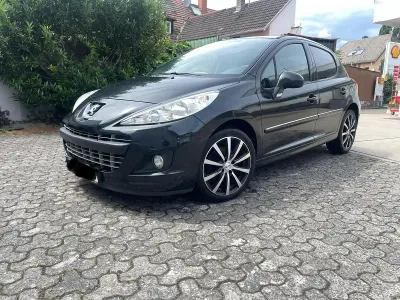 Gebraucht Peugeot 207 95 PS (69 kW) 2011 Schwarz Limousine