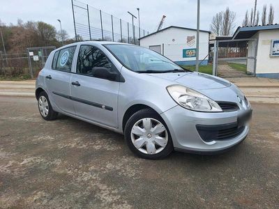 Gebraucht Renault Clio II 88 PS (64 kW) 2008 Silber Kleinwagen