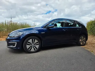 Gebraucht VW e-Golf 100 kW (136 PS) 2019 Blau Kleinwagen