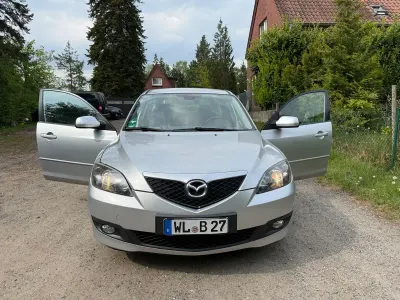 Używany Mazda 3 Comfort 105 KM (77 kW) 2006 Czarny Sedan/Limuzyna