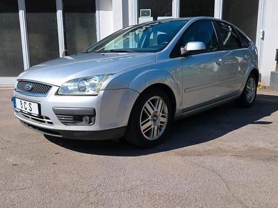 Gebraucht Ford Focus Ghia 116 PS (85 kW) 2006 Silber Limousine