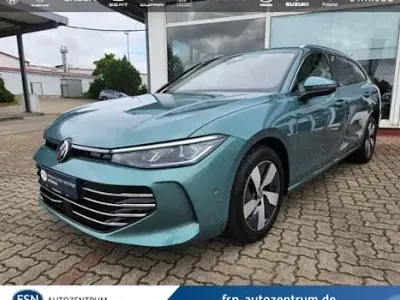 Gebraucht VW Passat Elegance 150 PS (110 kW) 2024 Maripositgrün metallic Kombi