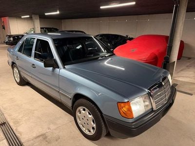 Gebraucht Mercedes E230 136 PS (100 kW) 1986 Blau Limousine