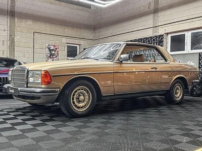Gebraucht Mercedes 230 136 PS (100 kW) 1982 Gold
