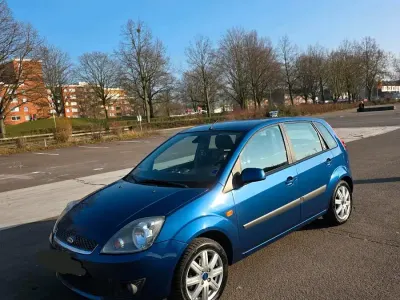 Gebraucht Ford Fiesta Ghia 80 PS (58 kW) 2006 Blau Kleinwagen