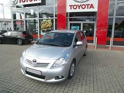Gebraucht Toyota Verso Life+ 147 PS (108 kW) 2010 Silber metallic Van / Kleinbus