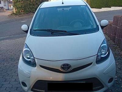 Gebraucht Toyota Aygo 68 PS (50 kW) 2014 Weiß Kleinwagen