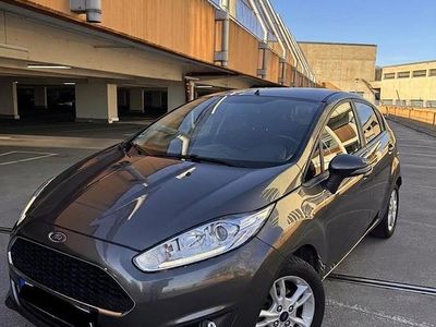 Gebraucht Ford Fiesta Celebration 80 PS (58 kW) 2017 Grau Kleinwagen