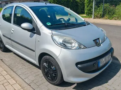 Gebraucht Peugeot 107 68 PS (50 kW) 2006 Silber Kleinwagen