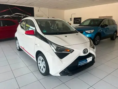 Gebraucht Toyota Aygo X-play 72 PS (52 kW) 2018 Weiß Kleinwagen