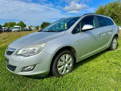 Gebraucht Opel Astra Design Edition 165 PS (121 kW) 2012 Silber Kombi