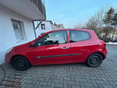 Rot Gebraucht 2011 Renault Clio II Expression Limousine | 3.490 € (Etwas zu teuer)