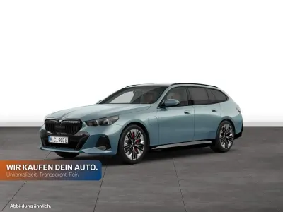 Gebraucht BMW 550e Comfort Edition 489 PS (359 kW) 2025 Cape york grün metallic Kombi