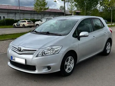 Używany Toyota Auris 99 KM (72 kW) 2013 Srebrny Sedan/Limuzyna
