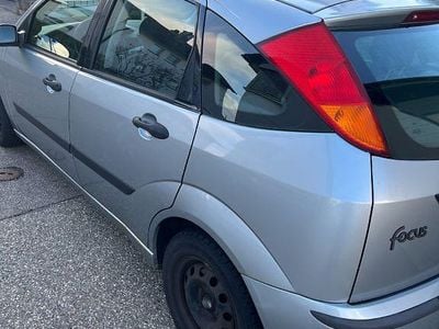 Silber Gebraucht 2004 Ford Focus Ambiente Limousine | 700 € (Guter Preis)