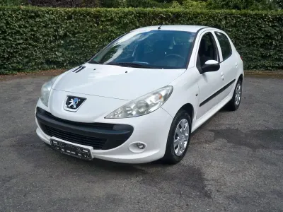 Gebraucht Peugeot 206+ 60 PS (44 kW) 2011 Weiß Kleinwagen