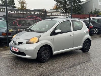 Second-hand Toyota Aygo Cool 68 CP (50 kW) 2006 Argintiu Hatchback