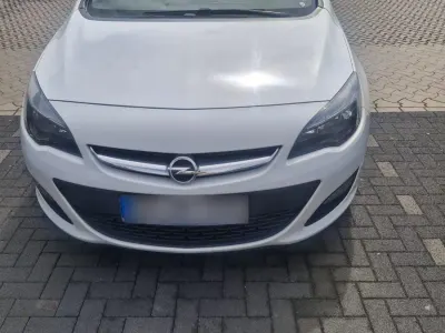 Gebraucht Opel Astra Edition 110 PS (80 kW) 2014 Weiß Kombi