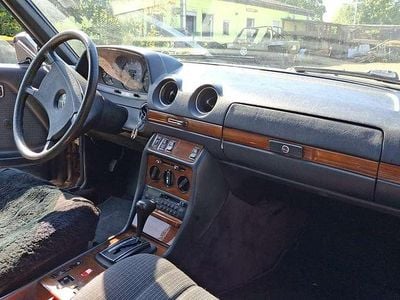 Gebraucht Mercedes 230 136 PS (100 kW) 1985 Silber Coupé