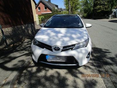 Second-hand Toyota Auris Touring Sports 124 CP (91 kW) 2013 Alb Break