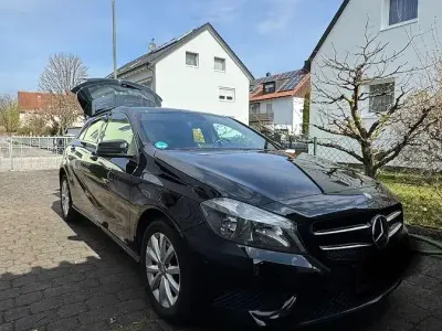 Używany Mercedes A180 122 KM (89 kW) 2013 Czarny Sedan/Limuzyna