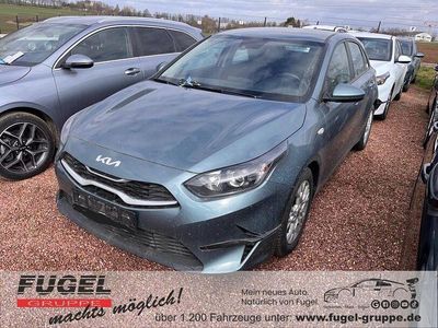 Gebraucht Kia Ceed Play 120 PS (88 kW) 2023 Yucca steel Kleinwagen
