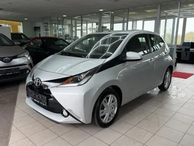 Gebraucht Toyota Aygo X-play 69 PS (50 kW) 2017 Silber Kleinwagen