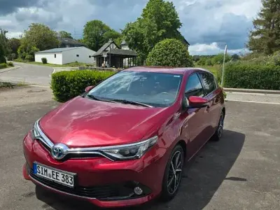 Gebraucht Toyota Auris Hybrid Edition-S 136 PS (100 kW) 2017 Rot Limousine