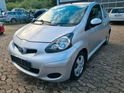 Gebraucht Toyota Aygo 68 PS (50 kW) 2009 Silber Kleinwagen
