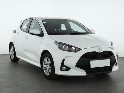 Weiß Gebraucht 2024 Toyota Yaris Hybrid Limousine | 19.390 € (Superpreis)