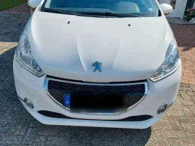 Gebraucht Peugeot 208 82 PS (60 kW) 2015 Weiß Kleinwagen