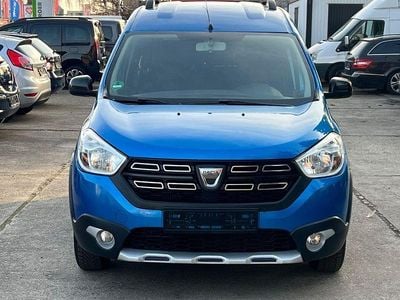 Blau Gebraucht 2018 Dacia Dokker Celebration Van / Kleinbus | 3.900 € (Guter Preis)