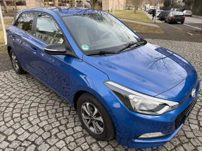 Gebraucht Hyundai i20 Passion Plus 84 PS (61 kW) 2018 Blau Limousine