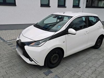 Gebraucht Toyota Aygo 69 PS (50 kW) 2016 Weiß Kleinwagen