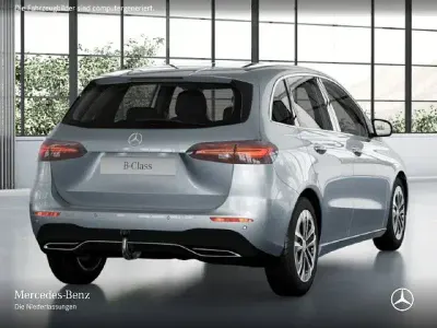 Używany Mercedes B200 Advanced 163 KM (119 kW) 2025 Srebrny Minivan