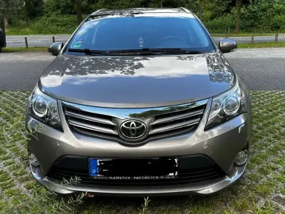 Gebraucht Toyota Avensis Edition 147 PS (108 kW) 2015 Braun Kombi