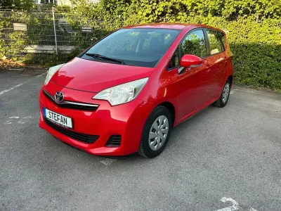 Gebraucht Toyota Verso-S Life 99 PS (72 kW) 2012 Super red 5 Van / Kleinbus