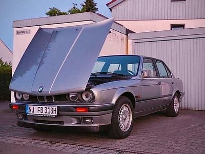 Gebraucht BMW 318 113 PS (83 kW) 1988 Silber Limousine