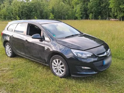 Gebraucht Opel Astra 140 PS (102 kW) 2012 Schwarz Kombi