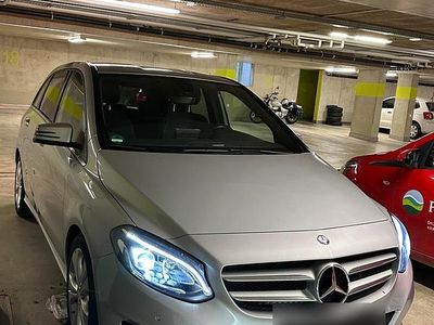 Grau Gebraucht 2015 Mercedes B180 Urban Van / Kleinbus | 17.000 € (Etwas zu teuer)