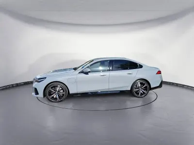 Neu BMW 550e Comfort Edition 489 PS (359 kW) 2026 Grau Limousine