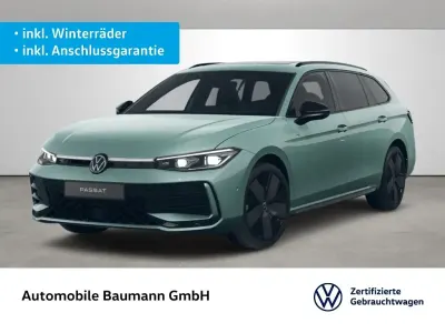 Gebraucht VW Passat R-line 150 PS (110 kW) 2024 Maripositgrün metallic Kombi