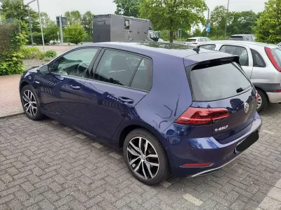 Gebraucht VW e-Golf 100 kW (136 PS) 2019 Blau Kleinwagen