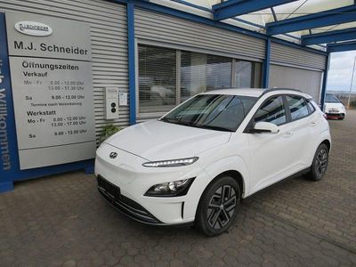 Gebraucht Hyundai Kona Select 100 kW (136 PS) 2022 Atlas white / sol SUV