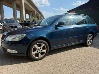 Gebraucht Skoda Octavia Ambition 105 PS (77 kW) 2012 Blau Kombi