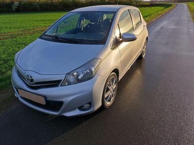 Usado Toyota Yaris Club 99 HP (72 kW) 2012 Prateado Citadino