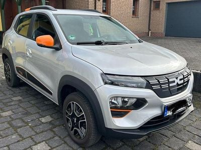 Silber Gebraucht 2022 Dacia Spring Essentiel Kleinwagen | 9.500 € (Fairer Preis)
