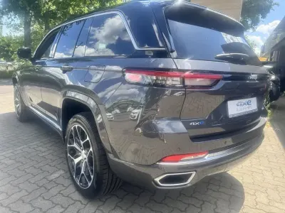 Neu Jeep Grand Cherokee Summit 379 PS (278 kW) 2025 Baltic grey mit dach in kontra SUV